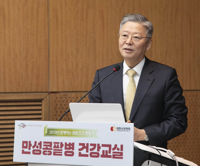 만성콩팥병 건강교실에 참석한 대한신장학회 김연수 이사장(서울의대 내과학교실)은 “만성콩팥병은 국내 성인 9명 중 1명이 환자로 추정되지만 심각해지기 전까진 특별한 증상이 없기 때문에 조기 진단과 치료가 중요하다”며 “이번 건강교실을 계기로 우리 모두 콩팥 건강의 중요성을 인식하고 예방 요법을 잘 실천할 수 있기를 바란다”고 소감을 전했다.