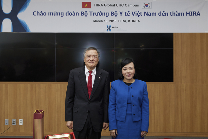 심평원 김승택원장(좌)이 베트남 보건부 장관(H.E. Nguyen Thi Kim Tien)과 기념촬영.
