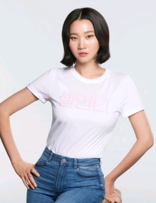 피부세포를 지키는 ‘셀언니’ 캐릭터로 셀블룸 전파에 나선 장윤주씨가 포즈를 취하고 있다.