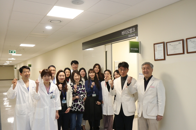 삼성서울병원 바이오뱅크팀... 2017년부터 암환자 정보(Information)와 디지털병리(Digital Pathology), 차세대조직미세배열(Next Generation Tissue MicroArray) 기술을 융합한 ‘맞춤의학 정보뱅크’ 구축사업을 진행 중이다. 현재 유방암, 폐암, 간암, 대장암, 췌장암에 대한 정보 구축을 완료했고, 위암과 신장암은 올해 말까지 추가할 예정이다.
