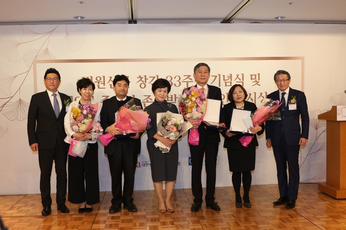 시상식은 4월 18일(목) 저녁 6시 30분 서울 소공동 롯데호텔에서 개최됐다. 이날 시상식CEO 부문에 분당서울대병원 전상훈 병원장이, 병원인 부문에는 신성훈 교수(좌3번째)를 비롯하여 경희대병원 김효종 염증성장질환센터장, 혜원의료재단 문경원 경영지원본부장, 아주대의료원 손순이 보험심사팀장, 안양 윌스기념병원 김애란 간호부장 등 5명이 선정됐다 .
