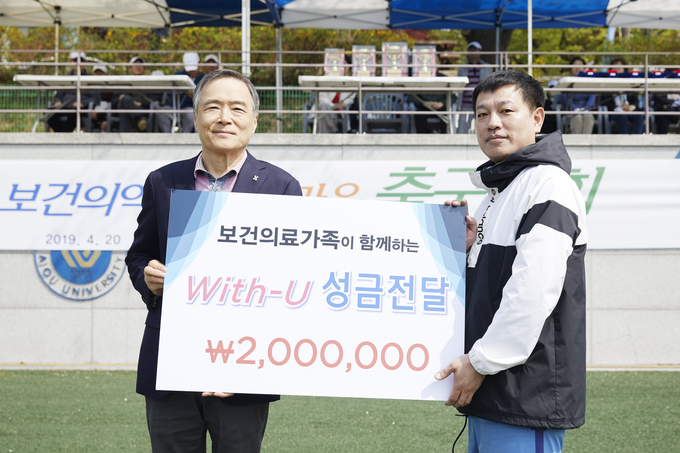 김승택 원장(우)은 봄 내음 가득한 날씨와 함께 「심평원장배 보건의약기관 한마음 축구대회」에 참가해 주신 보건의약 가족 여러분들께 감사의 마음을 표시했으며, 내년에도 모두가 한마음이 되는 축구대회가 될 수 있도록 노력하겠다고 밝혔다.