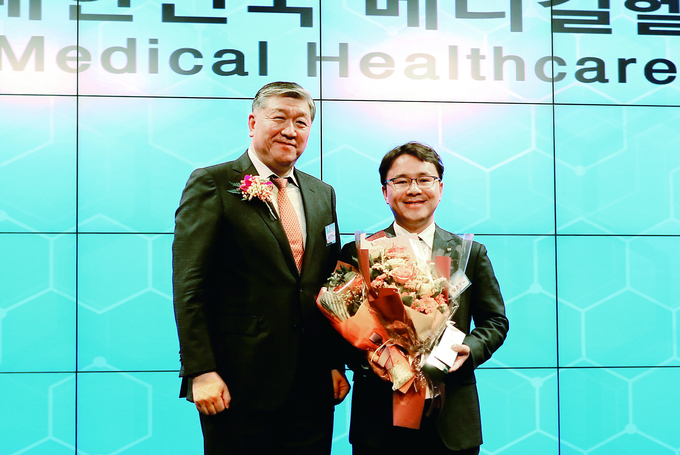 오른쪽 한국팜비오 남준상 대표, 왼쪽 심사위원장 가톨릭대학교 의과대학 강진형 교수