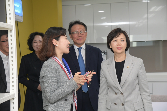 이의경 처장(우)은 이날 대체치료제가 없어 불편을 겪고 있는 환자를 위해 현장에서부터 세심하게 챙기고 희귀‧필수의약품 공급에 차질이 없도록 최선을 다해줄 것을 당부하며,식약처도 포용국가 실현을 위해 희귀‧난치질환자에 대한 사회적 지원을 확대해 나가도록 노력하겠다고 밝혔다.