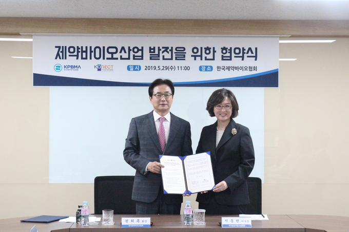 원희목 한국제약바이오협회 회장(좌)은 “임상이 전제되지 않으면 신약개발은 불가능하다”며 “협회의 인공지능(AI) 신약개발 지원센터를 적극 활용하고 빅데이터를 공유해 신약개발과 임상시험 발전을 위한 오픈 이노베이션 장을 마련할 것”이라 말했다.
