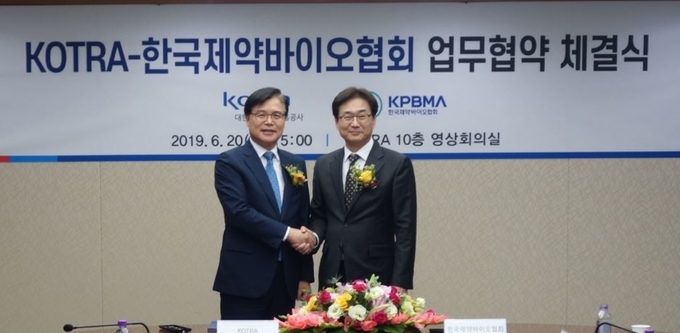 원희목 회장(우)은 “우리나라에서 제약바이오산업은 100여 년의 역사가 있고 상당한 인프라를 갖추고 있음에도 글로벌 신약 개발 바람이 분 것이 오래되지 않았다”며 “정부가 미래 성장동력으로 제약바이오산업을 선정한 만큼, 이번 협약이 서류에 사인하고 끝날 것이 아니라 세계시장에서 제약바이오산업이 도약해 나가는 계기가 되기를 바란다”고 밝혔다