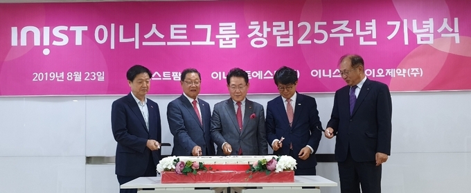 김국현회장(우 세번째)은 기념사를 통해 "지난 25년간 이니스트는 어려운 환경 속에서도 다름의 가치를 실천하며 중견 제약기업의 역량을 축적해왔다"며 "이 모든 성과는 함께 해 준 임직원들 덕분이며 끊임없는 혁신과 적극적인 투자를 통해 새롭게 도약하자"고 당부했다.