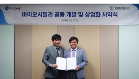지난 27일 오후 휴온스 판교 본사에서 휴온스와 프레스티지바이오파마가 바이오시밀러 국내 독점 제조·생산 및 판매에 대한 계약을 체결했다. 엄기안 대표(사진 우측), 프레스티지바이오제약 김진우 대표(사진 좌측)