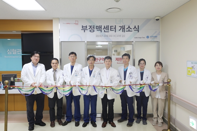 왼쪽부터 심장내과 권성우 교수, 백용수 교수, 우성일 교수, 김대혁 센터장, 안승익 진료 부원장, 원종실 심혈관촬영실 파트장.