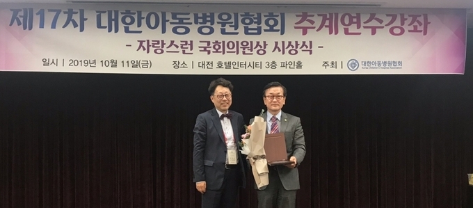 윤일규 의원(우)은 “무엇보다 소아 청소년 질병 치료와 관련해 정당한 명분이 있으며 정책적 배려를 하는 것은 당연한데 정부는 그렇지 않은 것 같다”며 “아동병원협회가 주장하고 있는 논리와 명분이 있는 정당한 요구 사항이 반영되도록 정부와 아동병원협회간 우체부 역할을 다하겠다”고 약속했다.