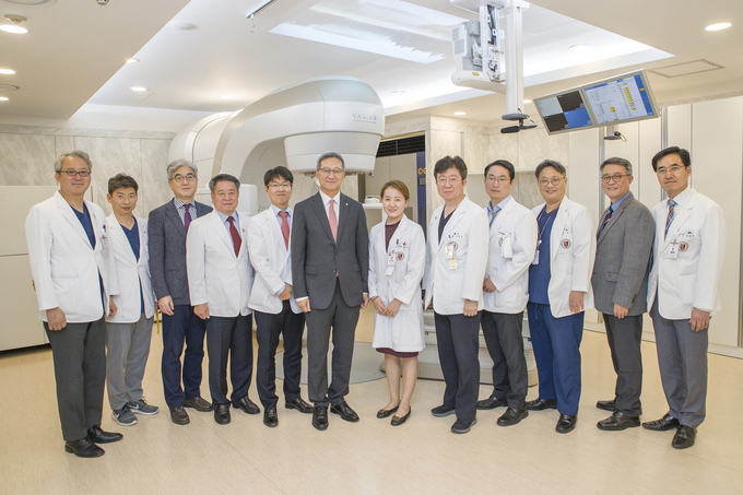 이기형 고려대학교 의무부총장(좌 6번째)은 “이번에 새롭게 도입한 Truebeam STx는 단순한 방사선치료장비의 가동이라는 의미를 넘어 고려대학교 안산병원의 도약과 발전의 의지를 보여주는 것이다.”라고 이야기하며 “경기 남부지역의 중증환자를 책임지는 고대안산병원에서 치료받는 환자의 만족도를 높이고 최첨단 의료시스템을 더욱 공고히 함으로써 환자들의 치료와 삶의 질 향상에 기여할 것을 당부드린다.”고 말했다.