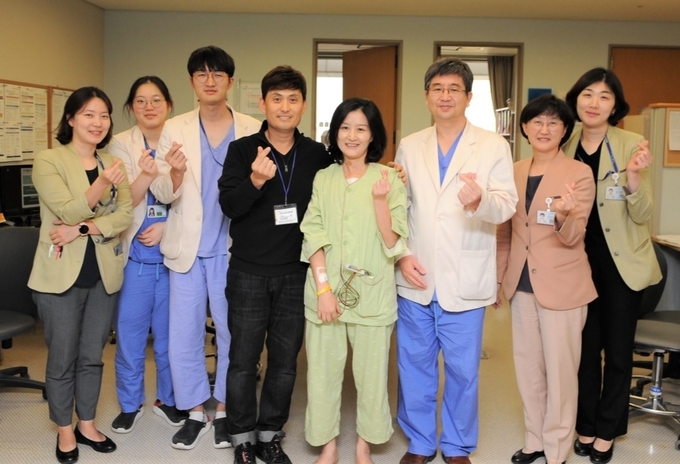가운데 나여진 씨와 남편, 오른쪽 김욱성 교수 지난 11월 심근절제술을 받고 건강한 모습으로 퇴원.