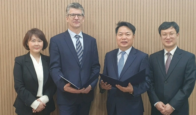 마이클 스티블(Michael Stibilj.좌에서 두번째) PPC 그룹 CEO, 김상희(사진 좌 첫번째) PPC Korea 한국 지사장, 조준상(좌세번째) 바이오썬텍 대표 등 이 업무협약 후 기념촬영.