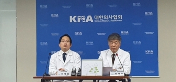 최대집 대한의사협회 회장(사진 좌)와 고대의대 최재욱교수가 1일오후 3시 의협회관에서 긴급 기자회견을 가졌다. 이들은 이날 중국 우한에서 감염된 환자를 넘어 2차, 3차 감염자가 발생, 확진되는 과정에서 나타난 밀접접촉 기준의 문제점은 지역사회 감염, 즉 국내에서의 감염 유행 우려와 가능성이 현실로 나타나고 있다는 점에서 매우 우려스러운 상황이라고 전했다. 이들은 중국이 아닌 제3국으로부터의 감염과 관리라는 새로운 문제까지 대두된데 대해 우려를 나타내고 신종 코로나바이러스의 확산을 막고자 애쓰고 있는 정부에 실효적인 대책을 제안했다. 또 국민불안을 잠재우기위한 전문가 집단으로서의 노력도 함께 전달했다.