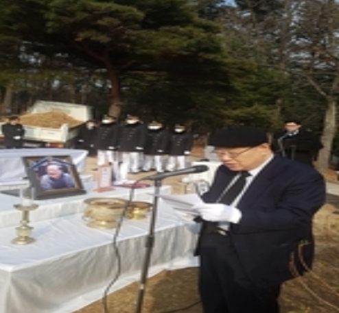 권영섭 한국원로만화가 협회 회장이 고 김성환 화백에 대한 약력소개를 하고 있다.
