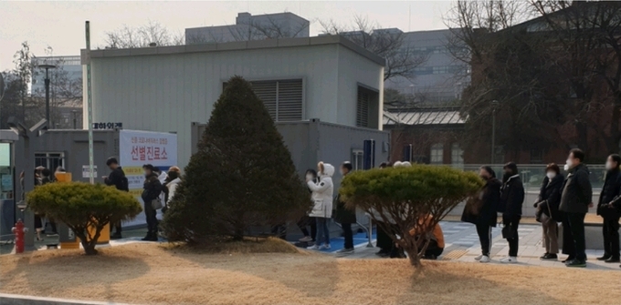 20일 오전, 서울대병원 선별진료소 검사를 받으려는 대기줄.