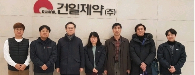 왼쪽 세번째 고용노동 조성재 비서관, 왼쪽 다섯번째 청와대 일자리수석실 손필훈 행정관, 왼쪽 여섯번째 노사발전재단 혁신컬설팅 김현규 팀장과 건일제약 임직원