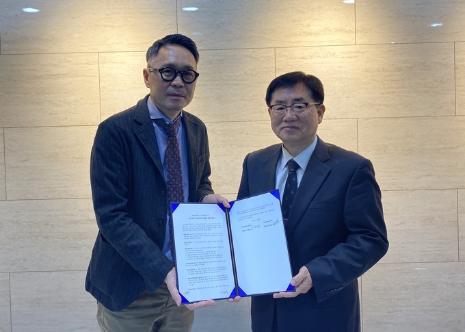 노바셀테크놀로지 이태훈 대표(사진 왼쪽)와 에이디엠코리아 강준모 대표(사진 오른쪽)가 3월 5일 코로나19 신약 치료제 연구개발을 위한 양해각서를 체결했다.