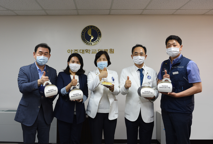 박해심 아주대의료원장은 “아주대병원은 코로나19가 시작된 1월부터 매일 오전 9시 감염관리실 주관으로 회의를 개최해 급속히 변화하는 상황에 맞춰 대응하고 있으며, 전교직원이 선별진료소 진료, 코로나19 중증환자 치료, 각 출입구별 내원객 역학조사 및 발열검사 등에 참여하는 등 어렵고 고된 상황에서도 코로나19를 극복하기 위해 온 힘을 기울이고 있다”고 하면서 “이렇게 애쓰시는 교직원에게 감사의 마음을 전하고자 격려품을 준비하게 됐다”고 밝혔다.