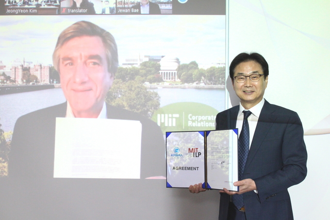 12일 서울 서초구 한국제약바이오협회에서 개최한 MIT ILP 화상 협약식에서 원희목 협회장(오른쪽)과 칼 코스터 MIT ILP 대표가 협약서를 들고 포즈.