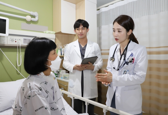 용인세브란스병원은 전 병동에 입원 전담 전문의 제도를 실시, 입원 환자의 모든 진료 과정을 전문의가 책임지고 관리하고 있다.