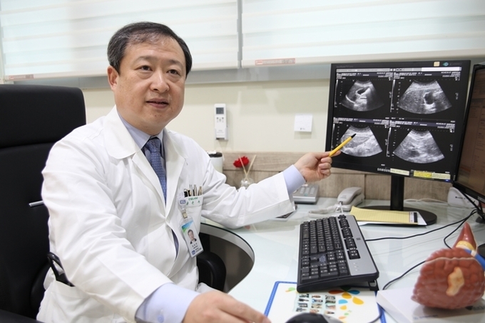 가톨릭대학교 인천성모병원 소화기내과 남순우교수는 “간암 원인의 대부분은 심한 만성간염이나 간경변증이다. 이 질환 환자들은 주기적으로 전문의를 찾아 본인 상태에 대한 정확한 진단을 받는 것이 필수다”며 “간염이나 간경변증이 있는 위험군 환자는 6개월 간격으로 종양지표 검사와 초음파 검사를 통해 간암을 조기에, 초기 치료가 가능한 상태에서 발견할 수 있도록 꾸준히 관리하는 것이 중요하다”고 강조하고 있다.