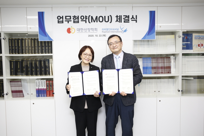 좌-안규리 라파엘 인터내셔널 이사장, 우-양철우 대한신장학회 이사장