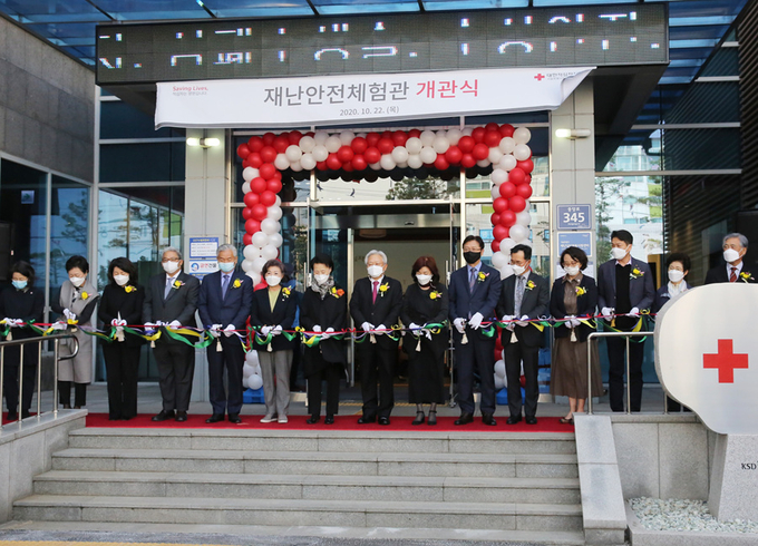대한적십자사 서울특별시지사 김흥권 회장은 “현재 우리 사회는 기후변화로 인한 자연재난, 코로나19와 같은 신종 전염병 등 예측하지 못하는 각종 재난들로 어려움을 겪고 있습니다. 이처럼 갈수록 복잡해지는 재난에 대응하기 위해서는 신속한 구호활동과 위기 대처능력이 더욱 중요합니다.”라며, “적십자는 앞으로도 코로나19등 재난으로 어려운 분들을 위해 재난구호활동에 힘쓸 것을 약속드립니다.”라고 소감을 밝혔다.