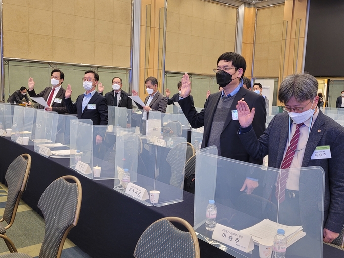 대한의사협회는 25일 제72차 정기대의원총회를 개최하고 " 의협은 여당과 정부와의 정책협약 이행 합의, 보건의료발전과 코로나19 극복을 위한 상호간의 합의와 서명을 마친 상태다. 그러나 약조 후에도 지속적으로 터져 나오는 신뢰를 깨고 혼란을 야기하는 관련 국회의원들의 발언에 심히 유감을 표명하며, 신뢰를 지켜 주기를 강력하게 요구한다. 집행부는 지난 임시총회에서 약속한대로 확대 범투위를 통해 내부 의견수렴에 전력해 줄 것을 당부한다. 특히 젊은 의사들이 투쟁하면서 지켜온 자기 결정권을 존중, 소통해 주기를 당부"하는 내용을 등을 담은 4개 항의 결의문을 채택 했다