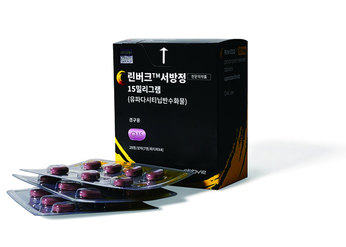 린버크는 선택적 가역적 JAK1 억제제다. JAK 은 세포에 결합한 염증성 사이토카인이 세포에 신호를 보내는데 관여하는 물질이다. JAK1, JAK2, JAK3, TYK2가 있는데, JAK 억제제들은 염증성 사이토카인이 염증신호를 전달하지 못하도록 한다. 시중에 4개 정도의 JAK 억제제가 출시됐다. 토파시티닙, 바리시티닙, 페피시티닙, 유파다시티닙이다. 린버크는 JAK1을 선택적으로 억제하고 다른 경로 건드리지 않기 때문에 다른 부작용 측면에서 안전한 강점이 있다. 린버크는 JAK2, JAK3, TYK2 대비 JAK1에 40~190배 이상 선택적으로 작용하는 기전을 보이는 것으로 임상결과 나타났다고 회사측은 설명하고 있다. 이게 끝이 아니다. 적응증확대를 위해 아토피 피부염 성인 환자를 대상으로 한 임상 시험결과도 긍정적으로 확인되고 있어 향후 최종결과가 주목되고 있다.