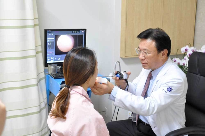 윤여규 강남베드로병원 윤여규갑상선 클리닉 원장(사진 우)은 “갑상선 기능 이상으로 약물치료를 하고 있는 경우, 평생 약 복용에 대한 부담으로 치료 시작을 거부하거나, 장기간 복용하던 약을 임의로 중단하는 경우가 있다”며 “하지만 질병의 원인에 따라 완치가 가능한 경우도 있기 때문에 치료의 방법과 시기는 꼭 갑상선 질환 치료에 풍부한 경험이 있는 전문의와 상의해야 한다”고 강조했다.