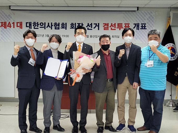 이필수 당선인(좌 세번째)은 26일 의협 중앙선관위로부터 당선증을 받은 뒤 당선소감으로 먼저 “지지와 성원을 보내주신 회원들께 머리 숙여 깊이 감사한다. 끝까지 페어플레이 해주신 임현택 후보께도 감사하며, 1차투표까지 함께 했던 여섯 분의 후보께도 감사드린다. 후보들께서 의협을 위해 만들었던 공약들이 정책에 반영될 수 있도록 최대한 노력하겠다”고 말했다.