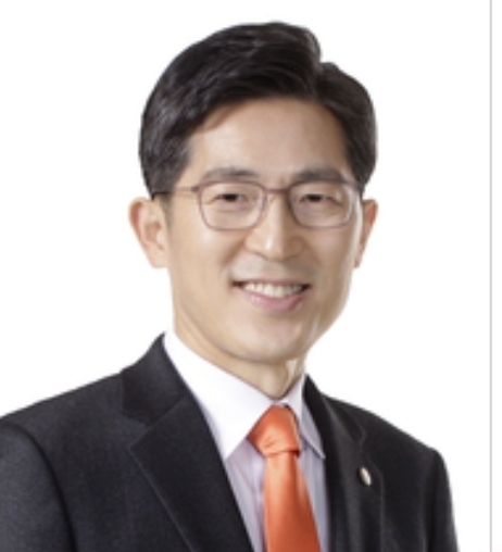 이필수당선인은 흉부외과 전문의으로 전남대학교 의과대학 졸업 / 대한의사협회 부회장 / 제38, 39대 전라남도의사회 회장 / 대한의사협회 중소병원살리기 특별위원회 위원장 / 대한의사협회 코로나19 병의원 경영지원 특별위원회 위원장 / 전)대한의사협회 국민건강수호 비상대책위원회 위원장 / 전)대한의사협회 21대 국회 총선기획단장 을 역임했다.