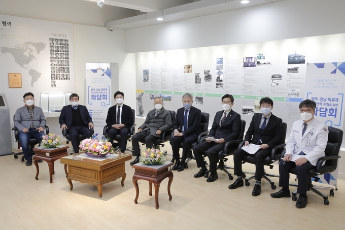 이날 포럼에는 대한의사협회장에 당선된 전남대의과대학 동문 이필수 신임 회장(우 세번째)과 정성택 전남대총장, 안영근 전남대병원장, 이재혁 전남대의과대학장, 정종길 전남대의과대학 동창회장, 김신곤 전 전남대병원장, 고광일 전남대의과대학 동창회 수석부회장, 양한모 전 전남대의과대학동창회장 등이 참석했다.