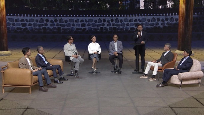 종근당 창립 80주년 기념식 임직원 좌담회. (오른쪽부터) 종근당 이장한 회장, 종근당 구자민 상무, 종근당 김영주 대표이사, 종근당바이오 이봉훈 차장, 종근당 오춘경 부사장, 종근당건강 김호곤 대표이사, 종근당홀딩스 김태영 대표이사. 종근당바이오 이정진 대표이사