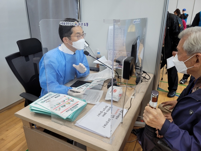 이날 이필수 회장은 접종대상자들에게 '독감주사를 맞았을 때 부작용이 있었는지', '특별히 아프거나 큰 지병이 있는지' 등을 질문하고 확인하면서, "주사를 맞은 후에 맞은 부위가 붓거나 열이 날 수 있는데 차가운 물수건으로 냉찜질을 해주고, 미열이 날 경우에는 충분한 물 섭취가 도움이 된다. 숨이 차거나 가슴이 답답할 때는 가까운 의료기관에 가서 치료를 받아야 한다"고 설명했다.