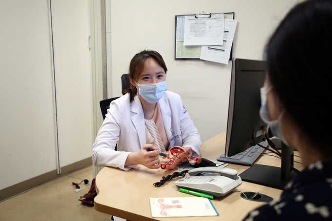 강동경희대병원 산부인과 한관희 교수가 자궁근종의 궁금증에 대해 설명하고 있다.