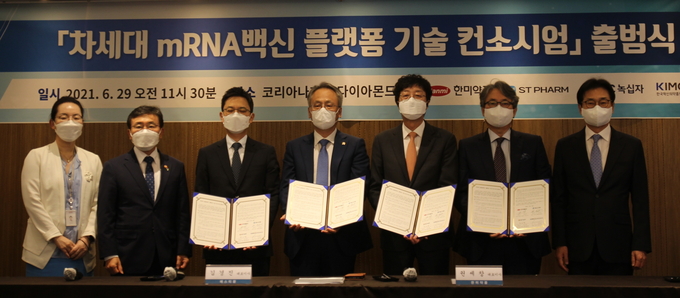 미국 모더나가 개발한 ‘mRNA-1273’과 미국 화이자가 개발한 ‘BNT162b2’는 모두 코로나19를 예방하는 mRNA백신. 최초로 상용화된 mRNA 관련 의약품으로 기존에는 관련 시장이 형성되지 않았다.모더나는 지난해 매출액 8억 달러에 그쳤으나, 올해 1분기 매출 19억 3,700만 달러 (한화 약 2조 2천억 원) 기록 (전년 같은 기간 800만 달러 대비 250배 증가). 올해 백신 매출 전망은 192억 달러 (한화 약 21조 8천억 원)로 추정되고 있으며,화이자는 지난해 4분기 코로나19 백신으로만 매출액 1억 5,400만 달러 (한화 약 1,748억 원) 기록. 올해 코로나19 백신으로 약 260억 달러 (한화 약 29조 5천억 원) 매출을 기록할 것으로 전망되고 있다.mRNA 백신 시장 규모는 2021년 640억 달러 (한화 약 72조 원)로 예측되며, 연평균 11.9% 성장하여 2027년 1,270억 달러 (한화 약 144조 원)에 이를 것으로 보인다.국내 개발 매출 추정은 2021년 시장 예측 규모를 기반으로 국내 기업이 10-20% 점유할 경우 약 64억 달러~128억 달러 (한화 약 7조 원~14조 원)정도 매출규모에 달할 것으로 추정되고 있다.