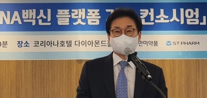 제약바이오협회 원희목 회장은 개회 인사에서 “코로나19가 장기화되고 또 다른 신종 감염병이 언제 닥칠지 모르는 상황에서 자체 백신 개발은 보건안보의 핵심이자 글로벌 백신 허브 구축의 필수 조건” 이라면서 “국내 기업들이 백신주권을 지키고, 세계 백신 전쟁에서 살아남기 위해 힘을 합쳐 백신 개발을 도모하는 만큼 정부에서 전폭적으로 지원해 줄 것이라 믿는다‘ 라고 밝혔다.