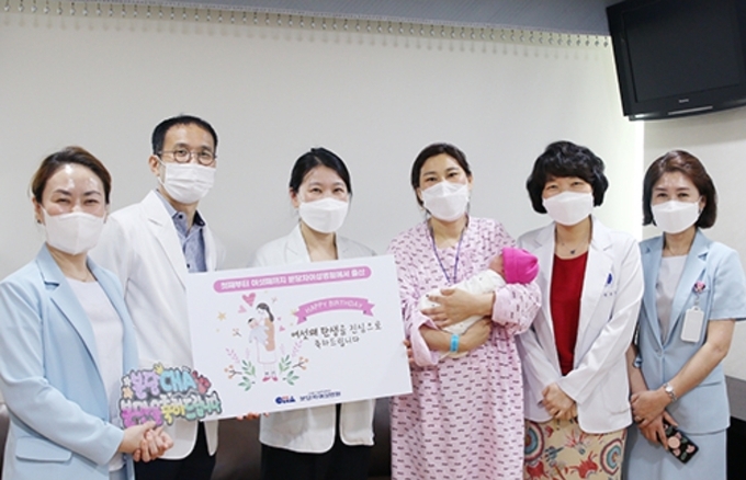 사진 왼쪽 두 번째부터 분당 차여성병원 이상혁 원장, 산부인과 백민정ㆍ정상희 교수가 김소연 산모의 여섯째 출산을 축하하고 있다.