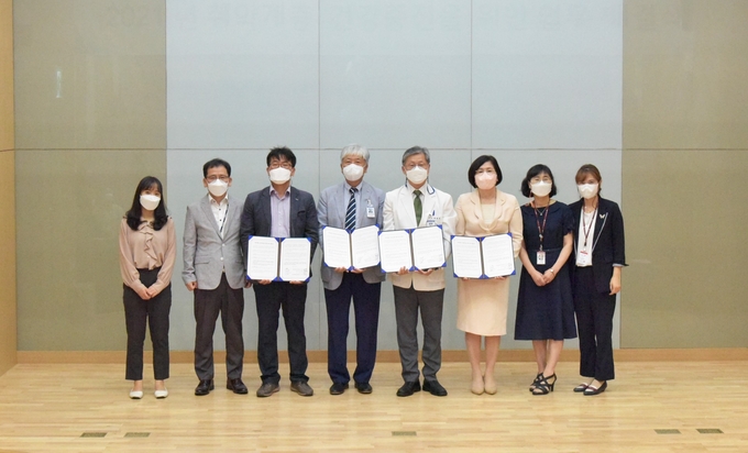 좌측 세 번째부터 한국토지주택공사 충북지역본부 김명관 주거복지사업처장, 충북지역암센터 김헌 소장, 충북대학교병원 최영석 병원장, 국민건강보험공단 대전세종충청지역본부 김재경 본부장