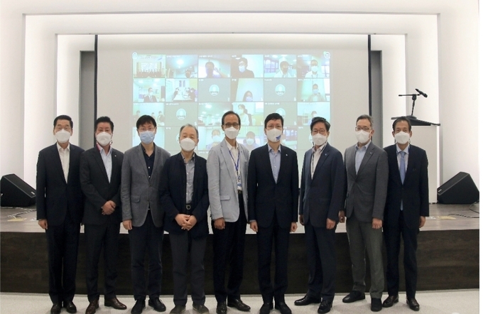 18일 휴온스글로벌 성남 판교 본사에서 휴온스그룹 ESG경영혁신단 발대식이 열렸다.ESG경영혁신단 단장을 맡은 윤성태 부회장(우측 네번째)이 ESG위원회 구성원들과 의지를 다졌다.
