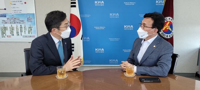 김민석 국회 보건복지위원회 위원장(우)이 3일 오후 대한의사협회를 방문 이필수화장(우)와 의료게 현안에 대해 논의하고 있다.