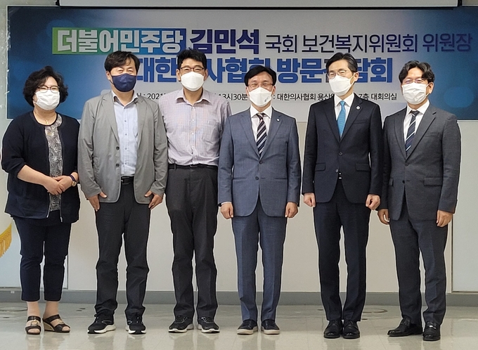 간담회에는 더불어민주당 김민석 국회 보건복지위원회 위원장과 대한의사협회에서 이필수 회장, 이현미 총무이사, 민양기 의무이사, 고재경 대외협력이사, 우봉식 의료정책연구소장 등이 참석했다..간담회를 마치고 참석자들이 기념촬영을 하고 있다.