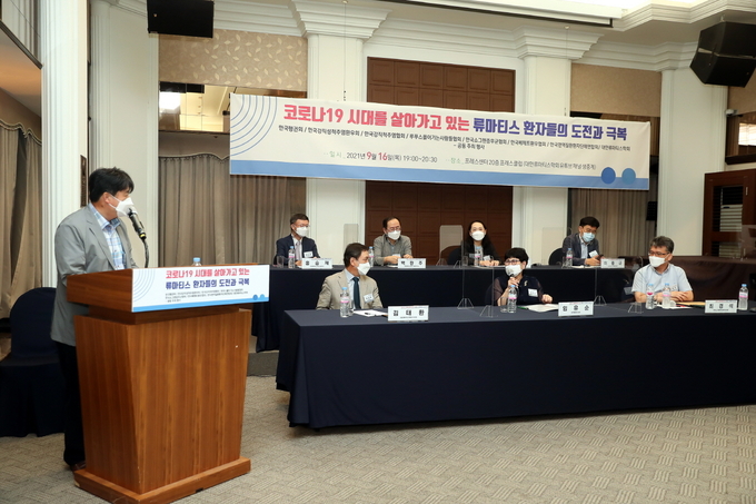 대한류마티스학회 김태환 이사장은 심포지엄에서 “코로나19에 대한 막연한 두려움이나 근거가 불분명한 정보들은 환자의 질환 및 정신 건강 관리에 부정적인 영향을 줄 수 있다. 코로나19가 장기화되는 상황 속에서 류마티스 환자와 의사들은 적절한 교육 상담이 건강 증진과 방역 정책의 성공에 중요한 의미를 갖는다는 것에 공감한다”며, “하지만, 진료 시간과 대면 접촉이 제한적인 현재 의료 환경에서는 충분한 소통을 하는 것에 한계가 있었다. 이번 심포지엄이 좀 더 많은 환자분들에게 유용한 정보를 전달하는 창구이자 소통의 기회가 됐기를 바란다”고 말했다.
