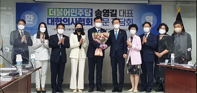 간담회에는 의협에서 이필수 회장, 윤석완 부회장, 이무열 부회장, 우봉식 의료정책연구소장, 이현미 총무이사, 박수현 홍보이사 겸 대변인이 참석했으며, 더불어민주당에서는 송영길 대표, 민병덕 조직사무부총장, 신현영 원내대변인(좌 네번째), 김진욱 대변인이 참석했다.