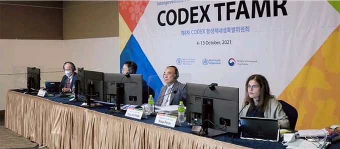 의장, 워킹그룹 의장들 회의 주재 모습 (우부터 로사 페란 워킹그룹의장, 박용호 TFAMR 의장, 박재우 식약처사무관, 도날드 프레이터 워킹그룹의장)