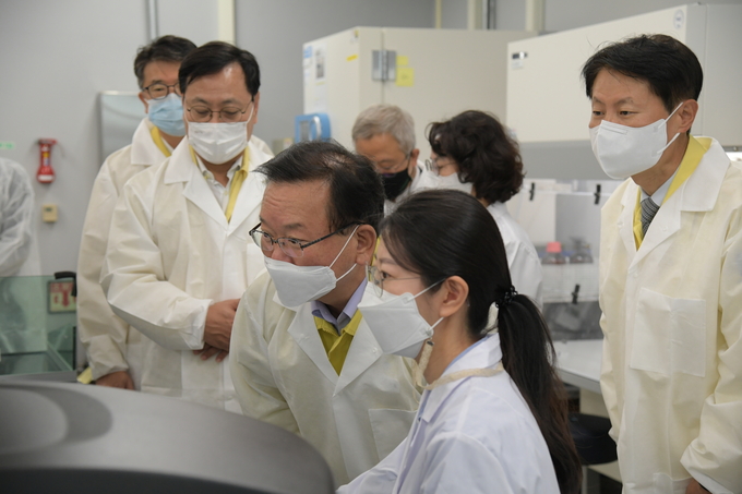 김부겸총리는 “식약처가 국산백신과 치료제 개발 지원에 더욱 힘써주길 바라며, 코로나19 극복의 숨은 주인공이라는 자부심을 가지고 조금 더 노력해 줄 것”을 당부했다.