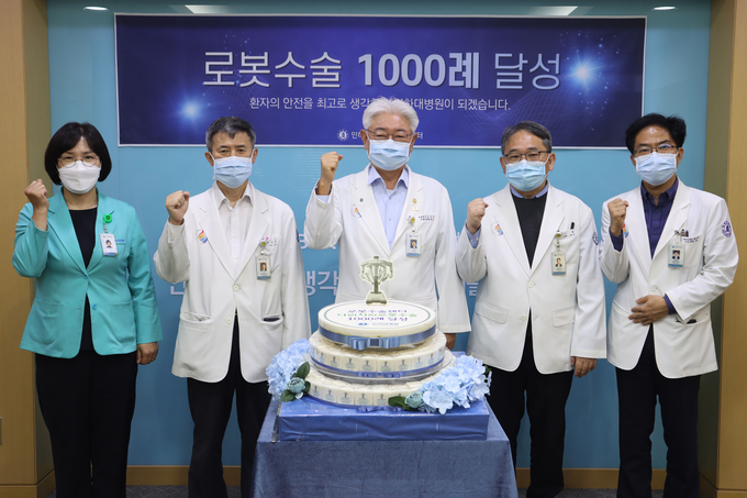 가운데부터 오른쪽으로 김영모 병원장, 이택 로봇수술센터장, 최정석 이비인후과 교수, 최화숙 간호본부장, 안승익 진료부원장