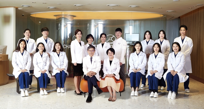 대구차병원 난임센터 궁미경원장 (앞줄 우에서 4번째)과 강인수 교수(좌에서 4번째) 등 의료진과 연구원들이 8일 개원을 앞두고 화이팅을 다짐하고 있다.